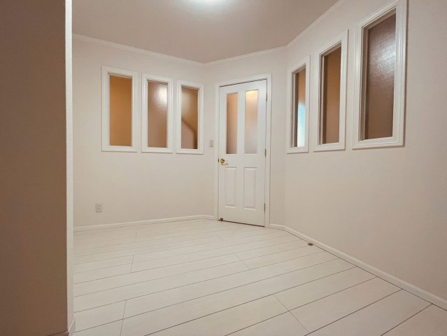 【洋室】 | 練馬区南田中１丁目　中古戸建て | 窓の多さとデザイン性で、明るく居心地の良い洋室空間を演出