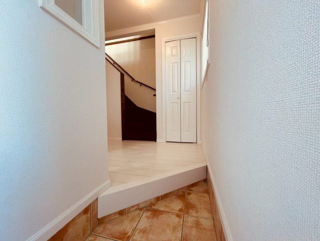 【玄関】 | 練馬区南田中１丁目　中古戸建て | 光が差し込み、広々と感じる玄関で毎日の帰宅が楽しみになる空間