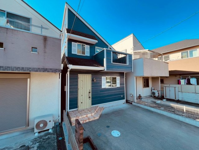 【外観】 | 練馬区南田中１丁目　中古戸建て | 大胆な素材使いが印象的な、街角に映えるデザイナーズ住宅