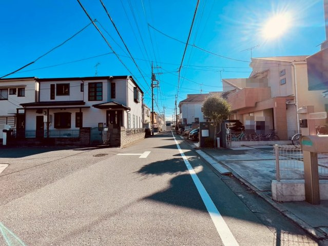 【前面道路含む現地写真】 | 練馬区南田中１丁目　中古戸建て | 広々とした前面道路が、開放感と安全性を両立します