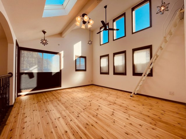 【居間・リビング】 | 練馬区南田中１丁目　中古戸建て | 大きな窓が光をたっぷり取り込む明るいLDK空間