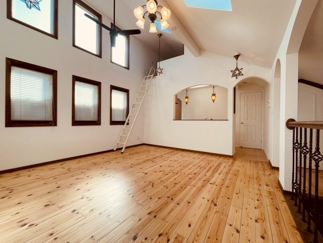 【居間・リビング】 | 練馬区南田中１丁目　中古戸建て | アーチ開口が空間に柔らかな表情を添えるLDK