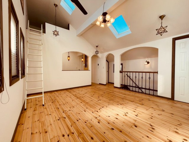 【居間・リビング】 | 練馬区南田中１丁目　中古戸建て | 木目の美しい床が空間全体に温もりをもたらします