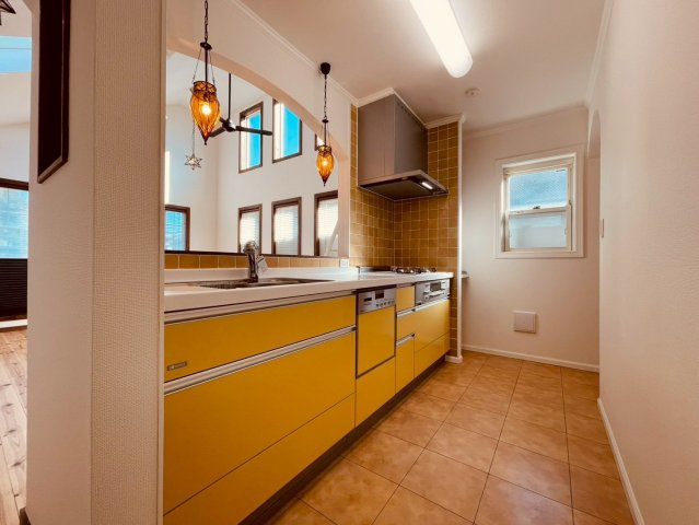 【キッチン】 | 練馬区南田中１丁目　中古戸建て | 明るい黄色のキッチンが空間に元気と華やかさをプラス