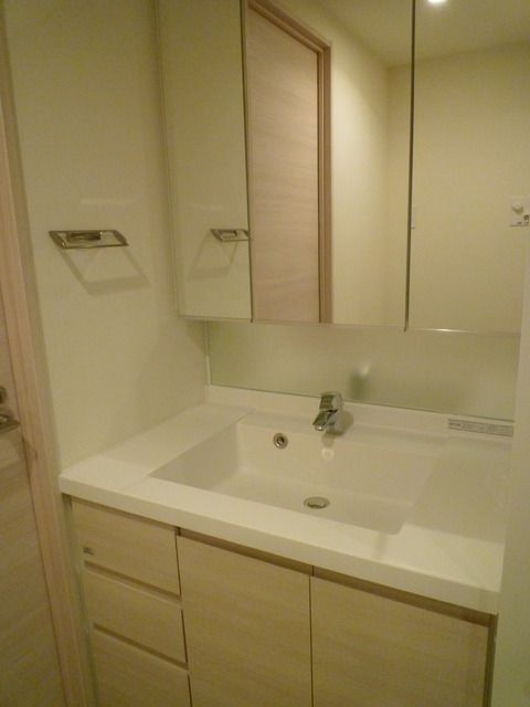 パークハビオ渋谷本町レジデンスの洗面所|■多面鏡独立洗面台