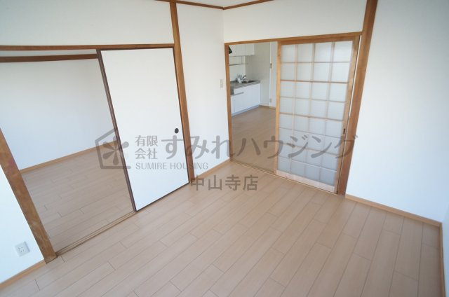 グランドゥール安倉の洋室