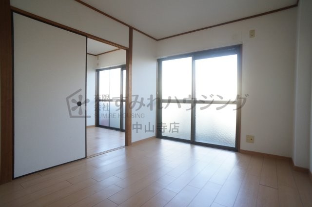 グランドゥール安倉の洋室