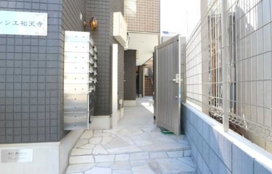 サンシエ祐天寺　ネット無料　浴室乾燥機　オートロックのエントランス