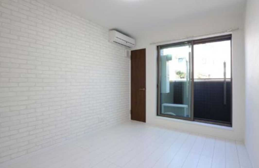 サンシエ祐天寺　ネット無料　浴室乾燥機　オートロックの居間・リビング