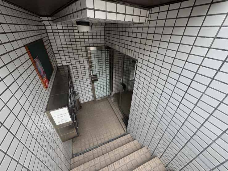 岡藤ビルのエントランス