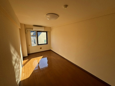 岡藤ビルの洋室