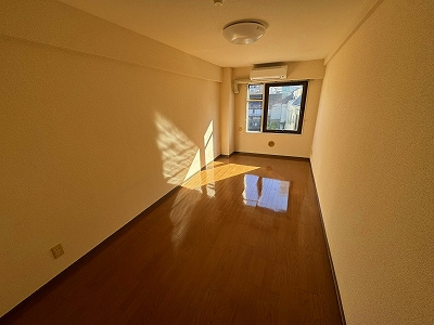 岡藤ビルの洋室