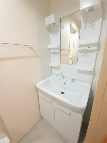 サニーブリ－ズ物見東　Ｂの洗面所|広い洗面スペース