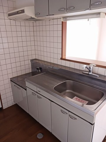 ルミエール伴丈木のキッチン|コンパクトなキッチンで掃除もラクラク