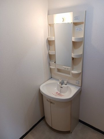ルミエール伴丈木の洗面所|明るい洗面所です
