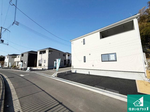岸和田市門前町　第2期　新築一戸建ての前面道路含む現地写真|周辺は閑静な住宅街！前面道路広々で車の出し入れも便利です。駐車が苦手な方でも安心して車庫入れできます！