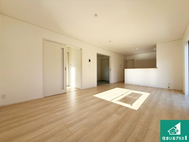 岸和田市門前町　第2期　新築一戸建ての居間・リビング|シンプルなリビングは、観葉植物等のインテリアを楽しめますね！パパ好みにも、ママ好みにも家具次第で雰囲気を変えることができます！