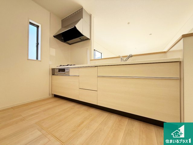 岸和田市門前町　第2期　新築一戸建てのキッチン|リビングと統一感があり、使い勝手のいいキッチン。広々としているので、二人並んで作業が出来ちゃいます。お子様と一緒に色々なお料理に挑戦できるスペースがあります。