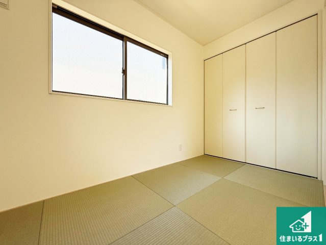 岸和田市門前町　第2期　新築一戸建ての和室|一室あると便利な和室は客間としてだけでなく、小さなお子様のプレイルームや食後のくつろぎスペースとしてもご利用いただけます。収納もついていますので大活躍間違いなし！