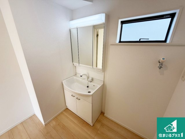 岸和田市門前町　第2期　新築一戸建ての独立洗面台|清潔感のある洗面台です。フラットな鏡は掃除がしやすく毎日清潔！鏡裏には収納があるのでスッキリとした洗面台が保てます。