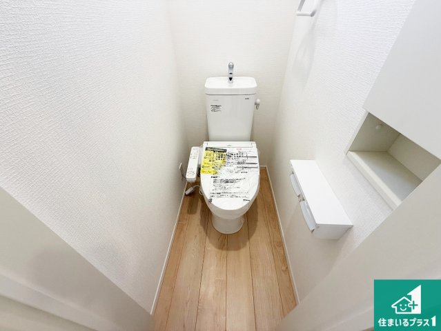 岸和田市門前町　第2期　新築一戸建てのトイレ|1・2階の2ヶ所にあるので、朝の忙しい時間の順番待ちもなく、深夜の利用にも大変便利です。