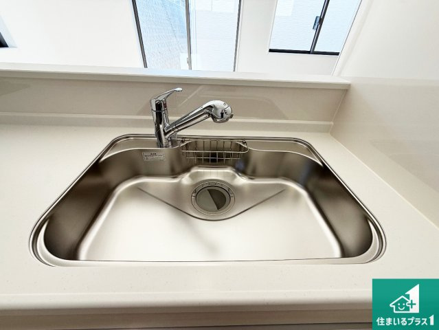 岸和田市門前町　第2期　新築一戸建ての設備|浄水器を内蔵！炊飯時、お茶を作る時に安心してお水を使えます！お湯と冷水、浄水と原水、シャワーの切替えもワンタッチです！