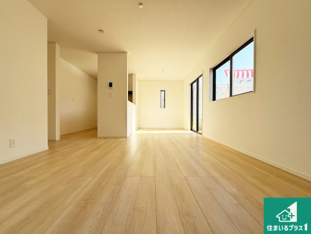 岸和田市門前町　第2期　新築一戸建ての居間・リビング|日当たり良好の明るいリビングで朝の目覚めもスッキリできそう！対面キッチンでご家族のコミュニケーションも自然と増える設計！小さなお子様が遊ぶスペースを作っても広々とくつろげるLDK！