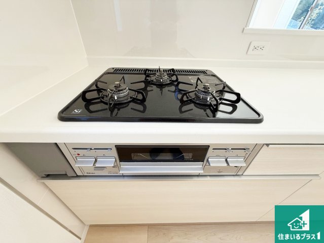 岸和田市門前町　第2期　新築一戸建ての設備|ダブル高火力Ｓｉセンサー付きコンロ！３口あるので、まとめて料理をする時も大活躍！