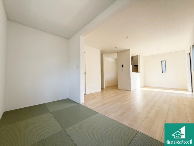 岸和田市門前町　第2期　新築一戸建ての居間・リビング|シンプルなリビングは、観葉植物等のインテリアを楽しめますね！パパ好みにも、ママ好みにも家具次第で雰囲気を変えることができます！