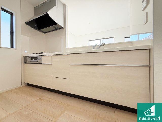 岸和田市門前町　第2期　新築一戸建てのキッチン|リビングと統一感があり、使い勝手のいいキッチン。広々としているので、二人並んで作業が出来ちゃいます。お子様と一緒に色々なお料理に挑戦できるスペースがあります。