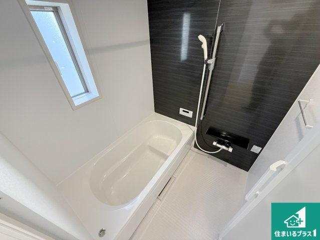 岸和田市門前町　第2期　新築一戸建ての浴室|足をゆったり伸ばして寛げる浴槽です。窓が設けられていますので差し込む光が明るく穏やかな雰囲気にしてくれます♪浴室乾燥機も設置しているので、雨の日の洗濯物も安心です♪