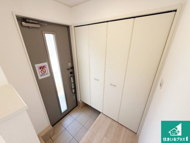岸和田市門前町　第2期　新築一戸建ての玄関|シューズボックスにはたくさんの靴が収納できるので玄関周りはいつもスッキリ！ご家族が増えても安心！