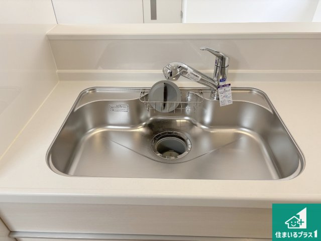 岸和田市門前町　第2期　新築一戸建ての独立洗面台|清潔感のある洗面台です。フラットな鏡は掃除がしやすく毎日清潔！ホースは引き出して使えるので洗顔やお掃除の際に便利です！