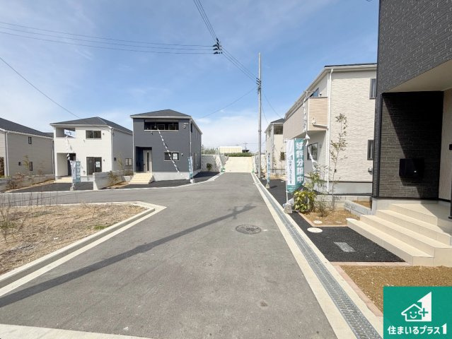 岸和田市門前町　第2期　新築一戸建ての前面道路含む現地写真|周辺は閑静な住宅街！前面道路広々で車の出し入れも便利です。駐車が苦手な方でも安心して車庫入れできます！