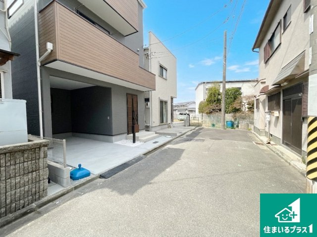 羽曳野市河原城　第2期　新築一戸建ての前面道路含む現地写真|周辺は閑静な住宅街！前面道路広々で車の出し入れも便利です。駐車が苦手な方でも安心して車庫入れできます！
