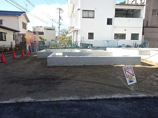 【前面道路含む現地写真】