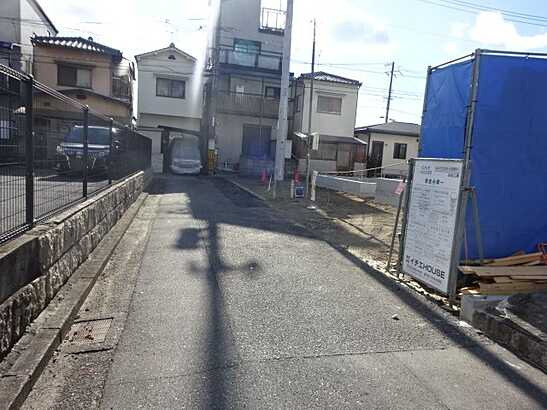 【前面道路含む現地写真】