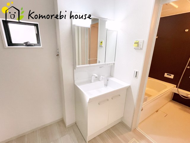 蓮田市馬込　11期　新築一戸建て　リガーレ　01の独立洗面台|独立洗面台、小物を置くことができて便利です