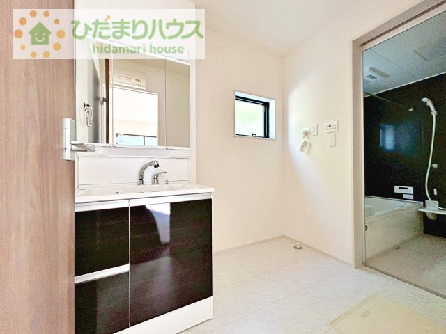 【独立洗面台】 | 第1常総市東野原　新築戸建　1号棟 | 三面鏡の大きな鏡は憧れます(^^♪
鏡の後ろは収納となっていて、細かいものでも収納できるのでスッキリと整理できます！