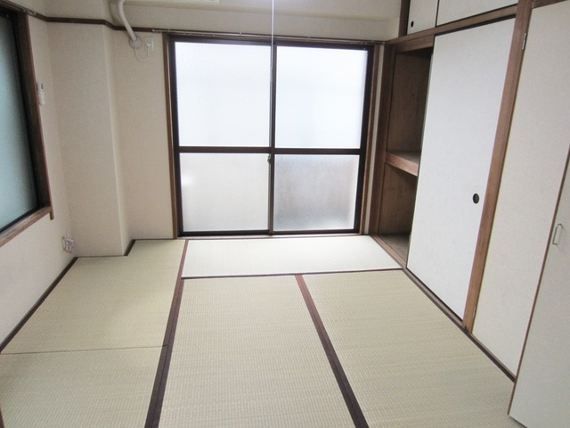 めぞんエルの寝室|キッチンに窓ございます。二面彩光なので明るい時間が長いです。