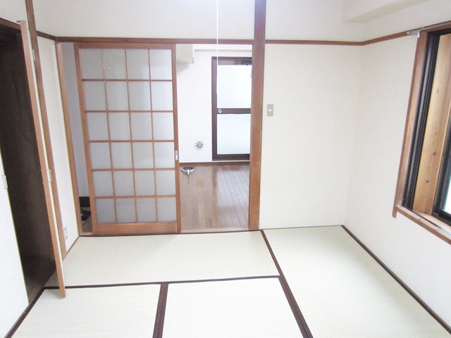 めぞんエルの居間・リビング|リフォーム後なのでとてもきれいな室内でございます。