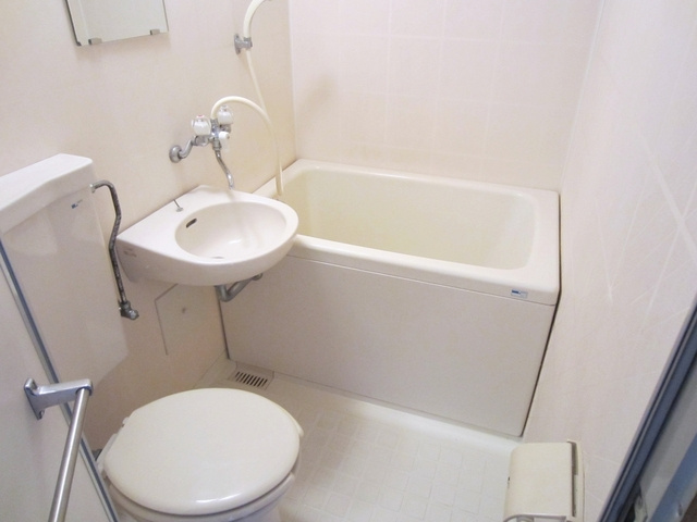 めぞんエルの浴室|ユニットタイプでございます。ユニット内とても綺麗です。