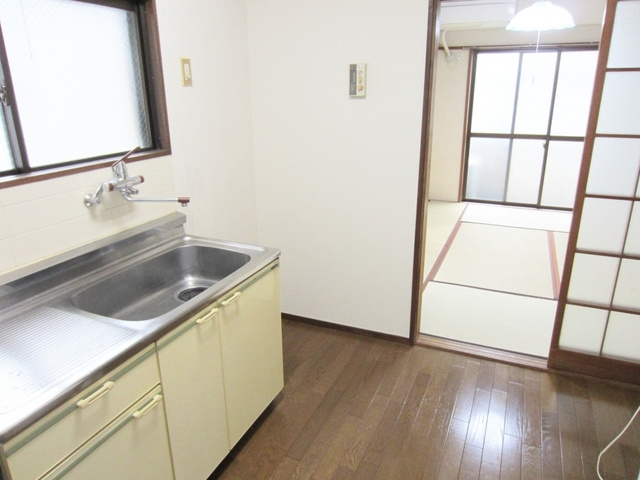 めぞんエルの内装|窓が二面にあるのでキッチンとても明るいです。