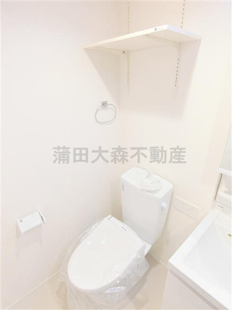 エムズ京急蒲田のトイレ|棚と温水洗浄便座付きのトイレ