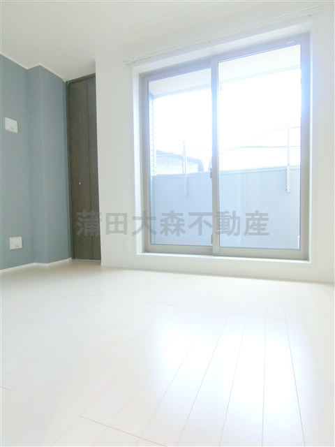 エムズ京急蒲田の居間・リビング|角部屋2面採光の洋室6帖