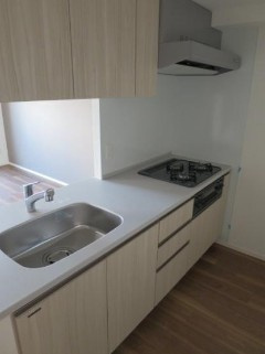 【キッチン】 | エミリブ鷺ノ宮 | 3口コンロのシステムキッチン。グリル付き。