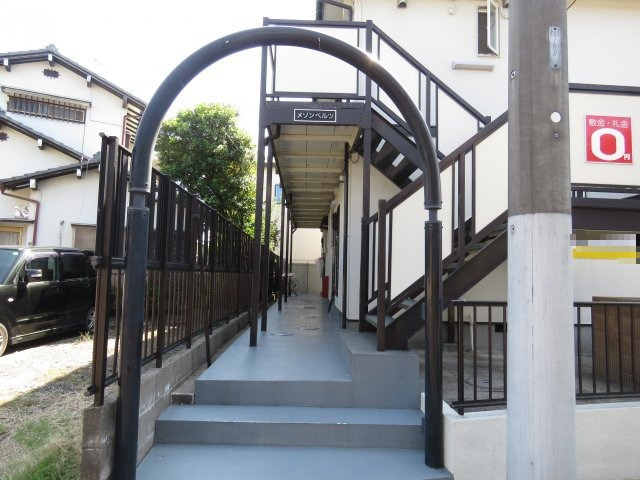 川越市霞ケ関東４丁目のアパートのエントランス