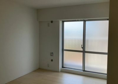 【洋室】 | シーアイハイツ町田Ｆ棟 | 洋室のメリットは重い家具が置きやすく、身の回りが整理しやすいことです。 床がフローリングのため畳とは異なり凹みにくいです。 クローゼットなど収納が豊富で、普段使わない旅行カバンや服の整頓も簡単にです。