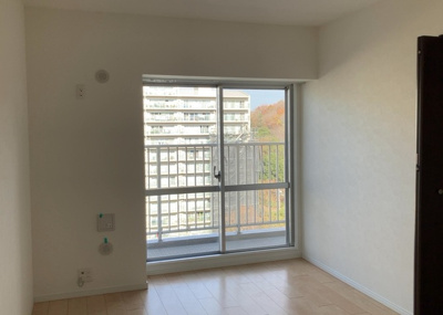 【寝室】 | シーアイハイツ町田Ｆ棟 | 寝室でゆっくりと過ごすためにはベッド周りの適度な空間を担保することや窓の位置、照明の明るさ、寝室の広さなどを考える必要があります。自身や家族の構成とライフスタイルに併せて寝室にする部屋を選びましょう！