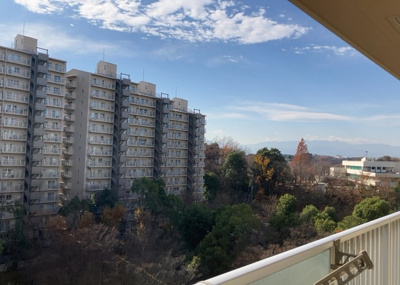 【展望】 | シーアイハイツ町田Ｆ棟 | 眺望の良さを楽しめるダイニングキッチンで家族団らんの時間を過ごしてはいかがでしょうか。バルコニーから見える景色を家族で眺める時間は、時間が経つのを忘れてしまいそうですね。是非、現地を見に行きましょう！